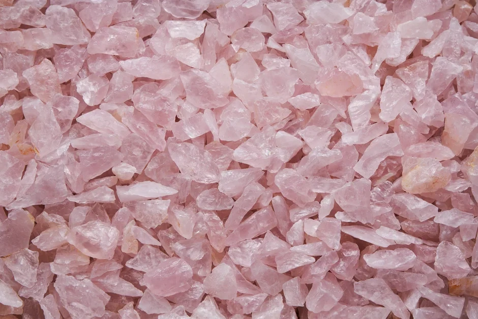 Surový růženín drť 5–15 mm – přírodní minerál, 5 kg AKCE