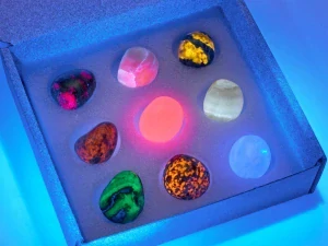 Sbírka - fluorescenční minerály, 9 ks tromlovaných kamenů