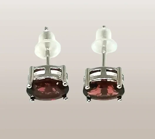 Topazové náušnice 5 mm – fazetované kameny v elegantním provedení
