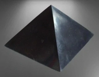 Šungitová pyramida leštěná 7 cm